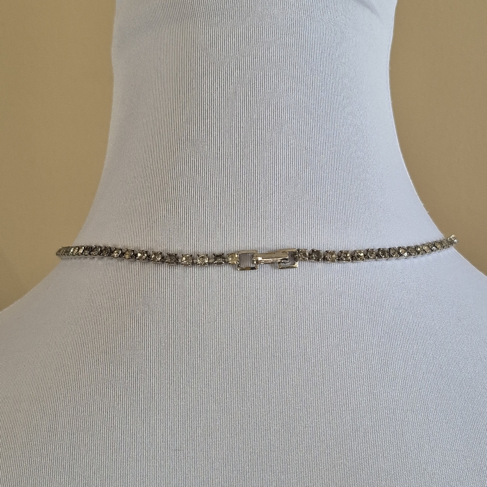 VINTAGE Clear Rhinestones in Silver Tone Setting Tennis Necklace - Picture 5 of 16